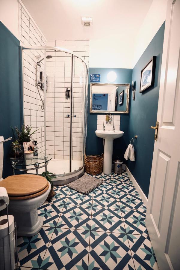 A Stylish 2 Bed Apartment In Cobh Town - Lux Stay Eksteriør billede